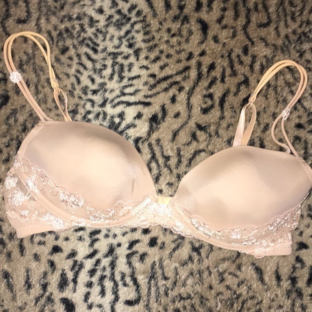 Victoria’s Secret Angels Demi Bra​​​​​​​